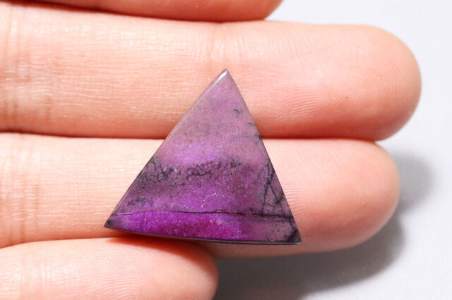 スギライト 強力な保護と深い癒しをもたらす希少パープルストーン