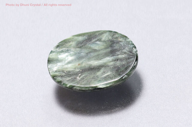 セラフィナイト 天使の羽のような光を宿す癒しのストーン