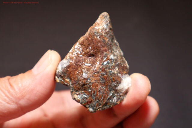 アストロフィライト 星状結晶が輝く希少鉱物