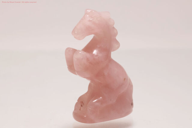 【希少】ローズクォーツ2kg ペガサス 馬 一刀彫 土台付き 粉晶 ローズクォーツのお馬さん(T933)
