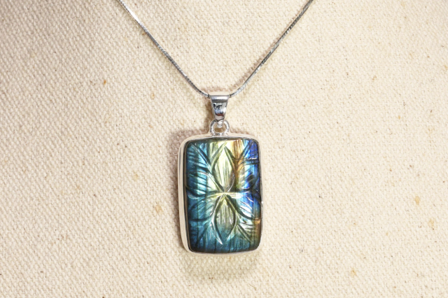 ラブラドライトのペンダント/お花のカービング(W357)