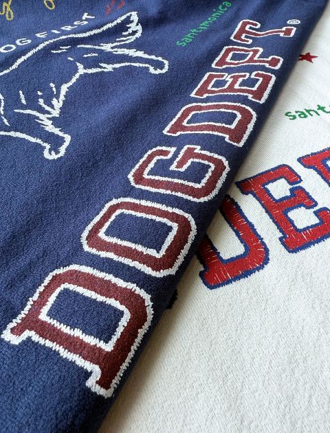 グラフィティ梨地キーネック   ブランドのドッグデプト/DOG DEPT