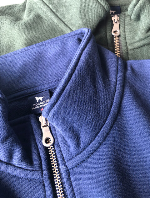 リアルドッグカレッジ刺繍ハーフジップスウェット   ブランドのドッグデプト/DOG DEPT