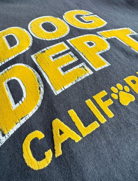 ダメージロゴフロッキー Tシャツ  ブランドのドッグデプト/DOG DEPT