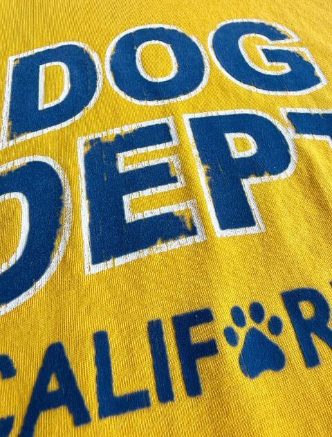 ダメージロゴフロッキー Tシャツ  ブランドのドッグデプト/DOG DEPT
