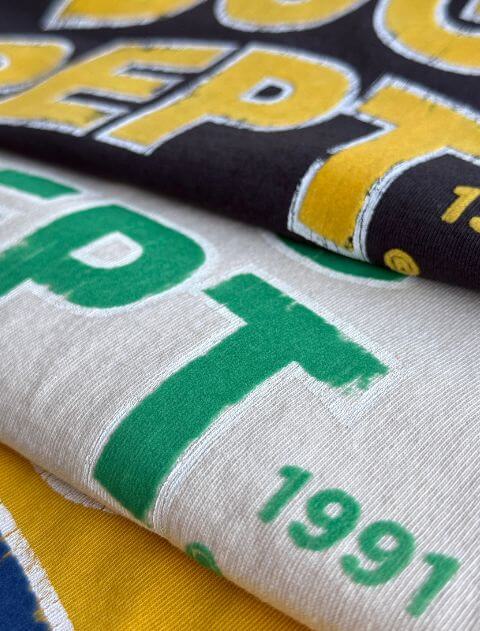 ダメージロゴフロッキー Tシャツ  ブランドのドッグデプト/DOG DEPT