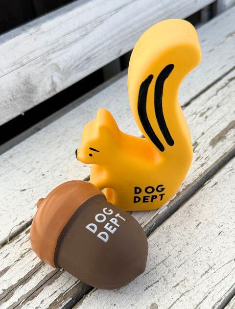 どんぐりと木彫りのリスのラテックス ブランドのドッグデプト/DOG DEPT