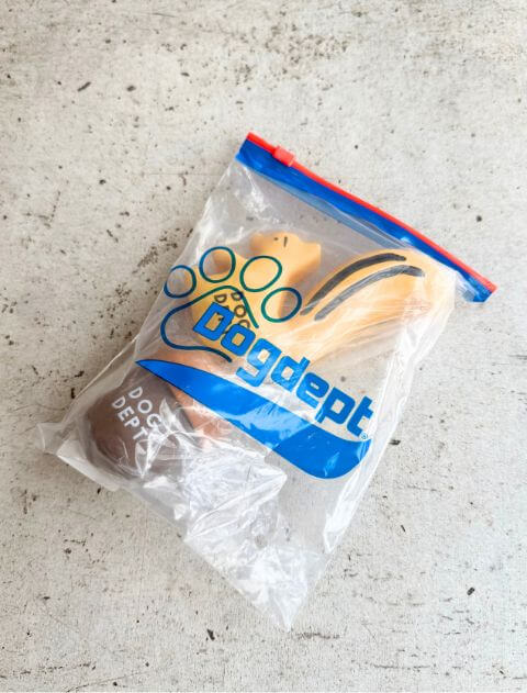 どんぐりと木彫りのリスのラテックス ブランドのドッグデプト/DOG DEPT