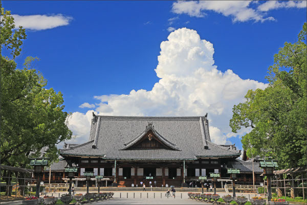 ポストカード2025（1）神殿の上に湧き立つ入道雲