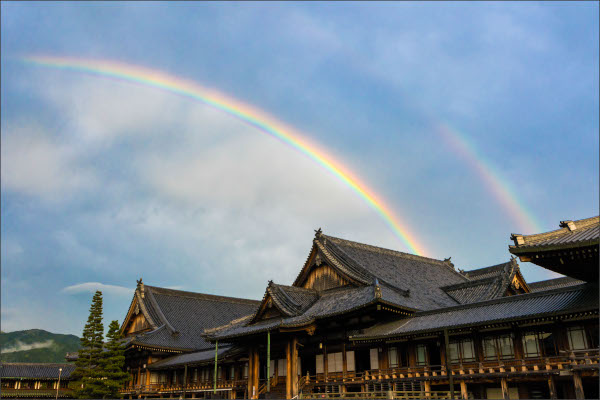 ポストカード2025（2）神殿上空に架かる虹