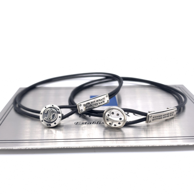 黒のメンズレザーブレスレット、RE21