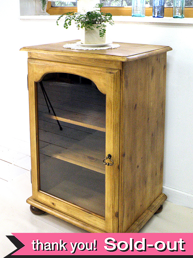 いいお味になったオールドパインのディスプレイキャビネット