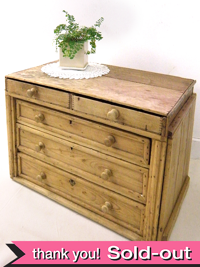 １９２０年代：カントリーな空気が優しい♪アンティークパインのピースフルなスモールチェスト