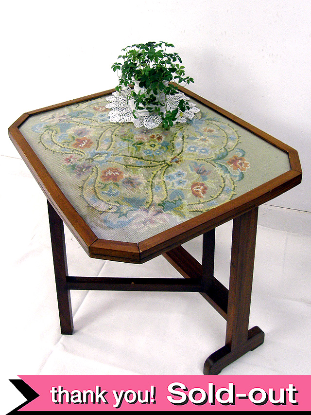 １９４０年代：刺しゅうの花園♪珍しい折りたたみ式のサイドテーブル