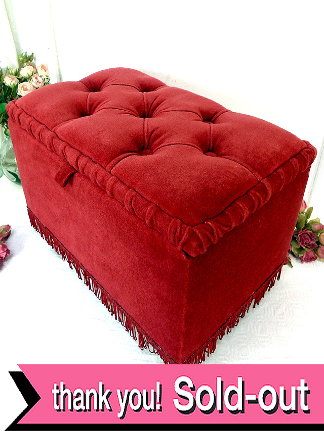 １９４０年代：美しい深い赤♪キャスターが付いたとても珍しい収納付フットスツール