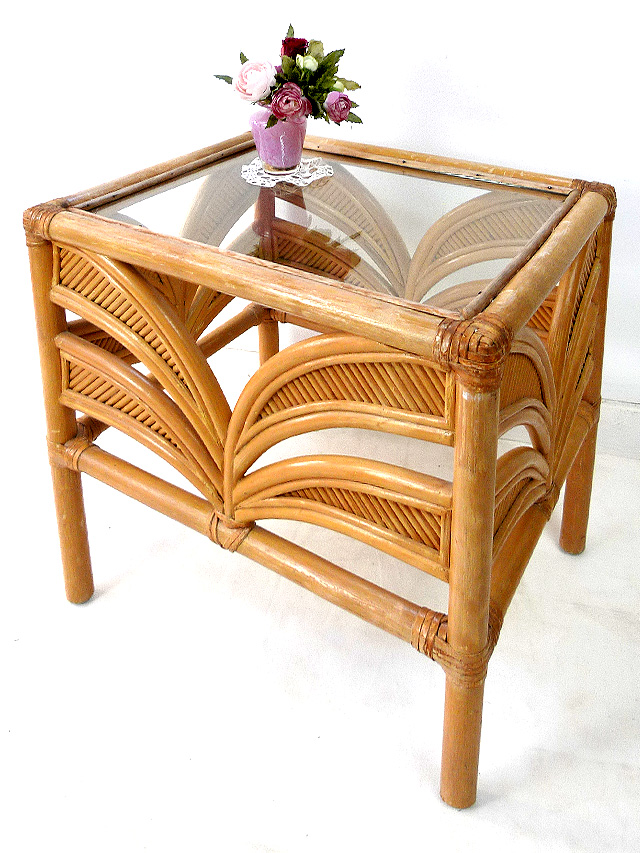 ＜英国ビンテージ家具＞いいお味になったバンブー♪カントリーな空気のスモールテーブル
