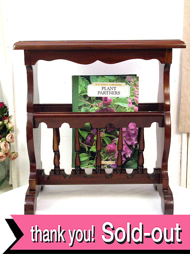 ＜英国ビンテージ＞オールドオークのこげ茶色が美しい♪ぶ厚い木製のマガジンラック付スモールテーブル