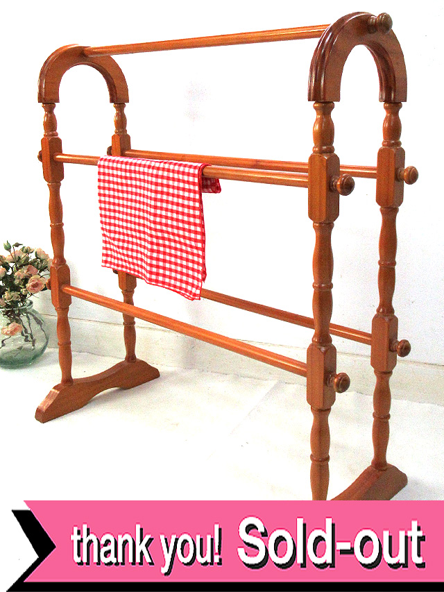 １９４０年代：がっちりとした５本バーのオールドパインの大きなハンガーラック