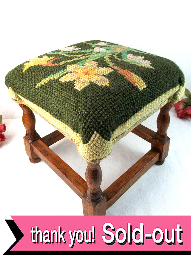 ＜英国ビンテージ＞優雅なお花の刺しゅうのお花たち♪優雅なフットスツール