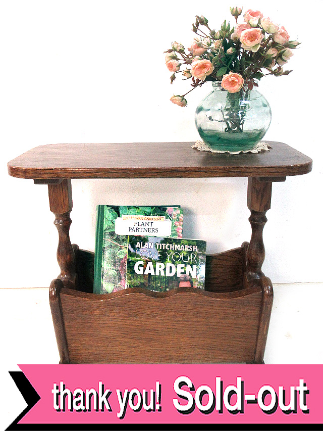 １９３０年代：木のぬくもりが優しいぶ厚い無垢のオールドオークのマガジンラックが付いたコーヒーテーブル