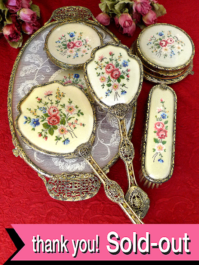 １９３０年代：優雅なオールドローズのプチポワン♪真鍮細工が美しいドレッシングセット「６点セット」