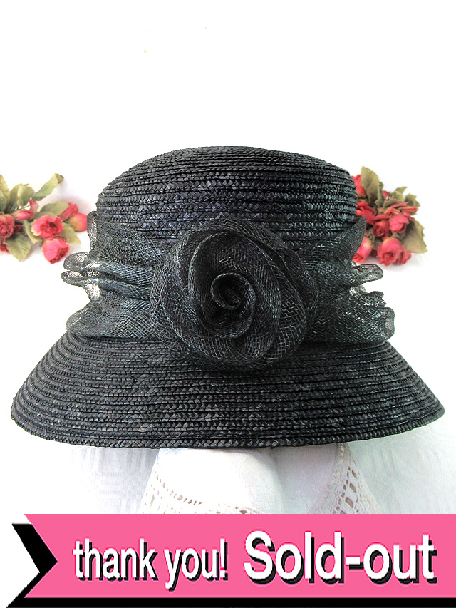 ＜英国ビンテージＨＡＴ＞バラのお花のコサージュがついた優雅な黒色♪ヴィクトリアン貴婦人のようなお帽子