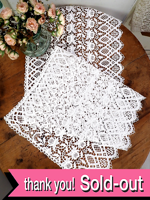 ＜英国ハンドメイド＞素晴らしい大きなレース♪お花たちのレースが美しいとても大きなテーブルクロス
