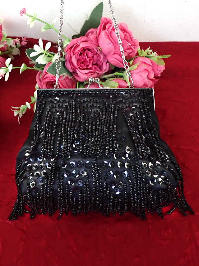 ＜英国パーティバッグ：未使用♪＞輝くビーズとスパンコール♪黒地に黒いビーズ銀色の口金の２WAYのパーティバッグ