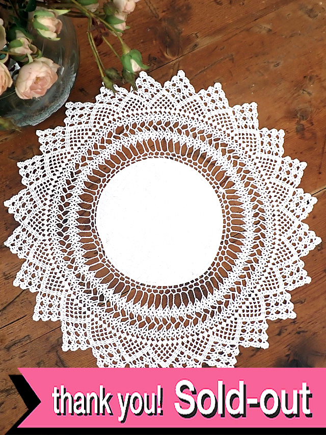 ＜英国ハンドメイド＞レースの花びらがきれい♪直径３５cmとても大きなお花のような優雅なレースドイリー