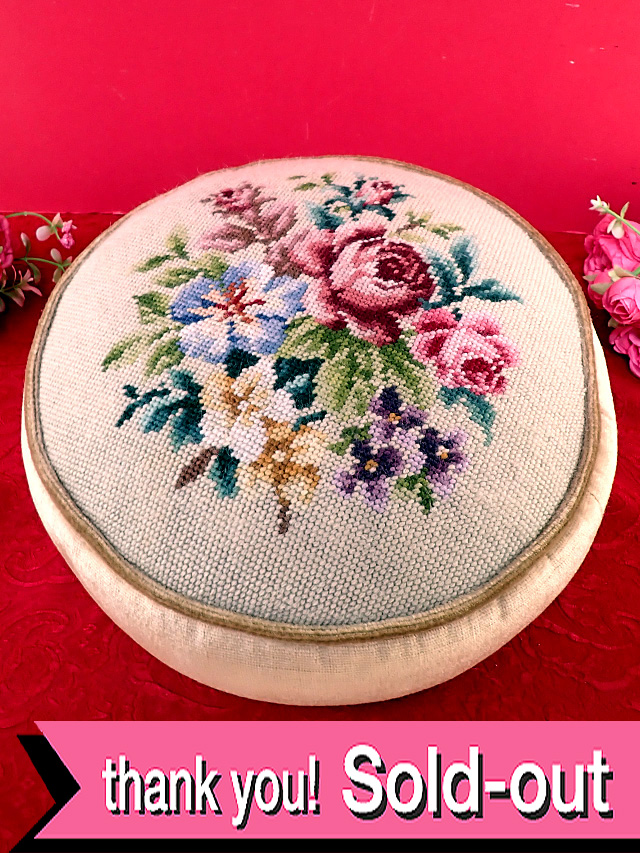 ＜英国ハンドメイド：１９４０年代＞お花たちの手刺繍が優雅♪まあるいフォルムのふっくら優しいフットスツール