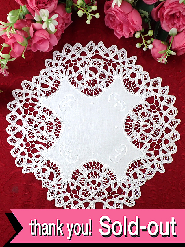 ＜英国ハンドメイド＞レースの花びらがきれい♪直径２７cm大きなお花のような優雅なレースドイリー