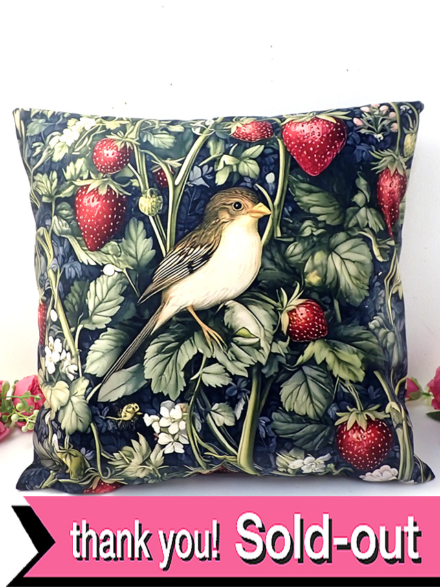 ＜ウィリアム・モリス：未使用品＞「Strawberry Thief」（いちご泥棒）♪モリスの代表作の絵柄が素敵なクッション「中のクッション材付き」