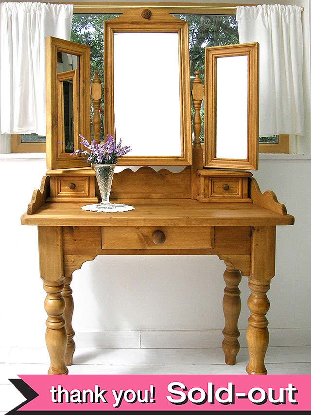 ＜英国オールドパイン家具＞分厚い無垢のオールドパインで作られた三面鏡のドレッサー