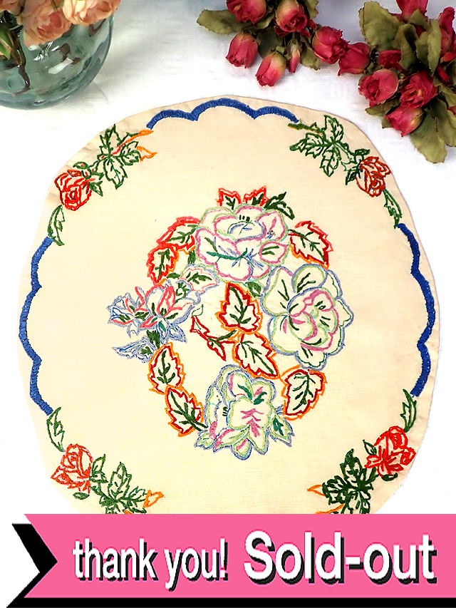 ★３５％OFF★＜英国ハンドメイド＞英国カントリーサイドの明るい手刺繍の野の花たち♪アンティークリネンの楕円形のセンタードイリー：通常価格3480円→