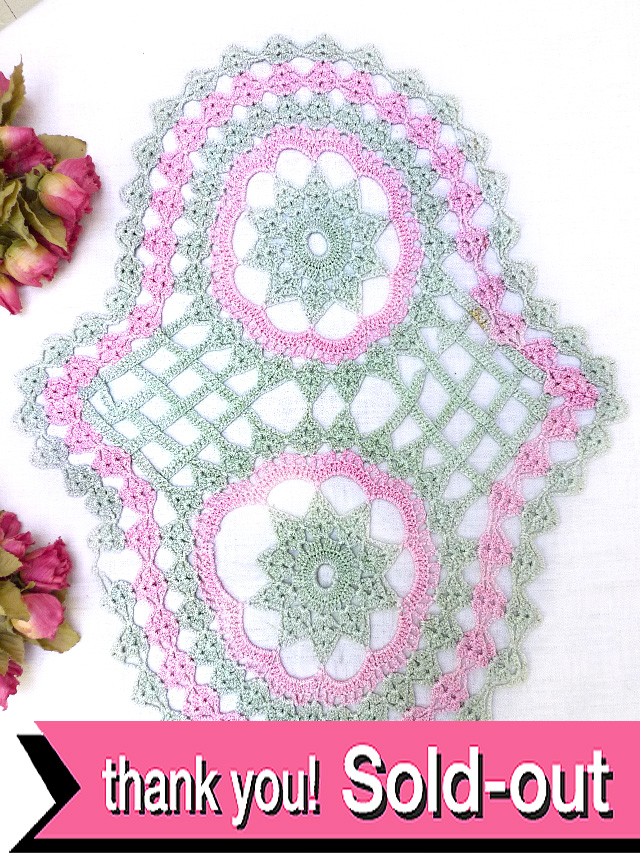 ★★＜英国ハンドメイド＞淡いピンクと緑のお花♪英国ビンテージの大きなレースドイリー：通常価格3280円→
