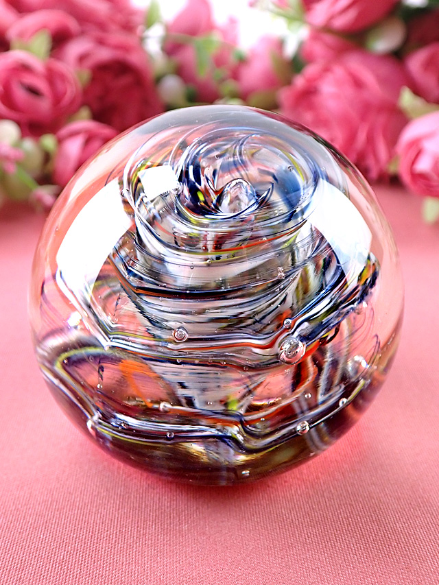 ＜英国ハンドメイド＞アートフルな３色のスパイラル♪気泡たちも舞う緑ガラスが優雅なペーパーウェイト：通常価格5980円→