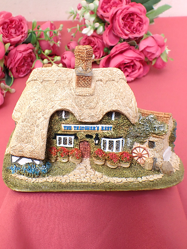 ＜Lilliput Lane＞「Thatcher’s Rest」♪英国カントリーサイドの小さなホテルの英国カントリーコテージのとても大きなフィギュア