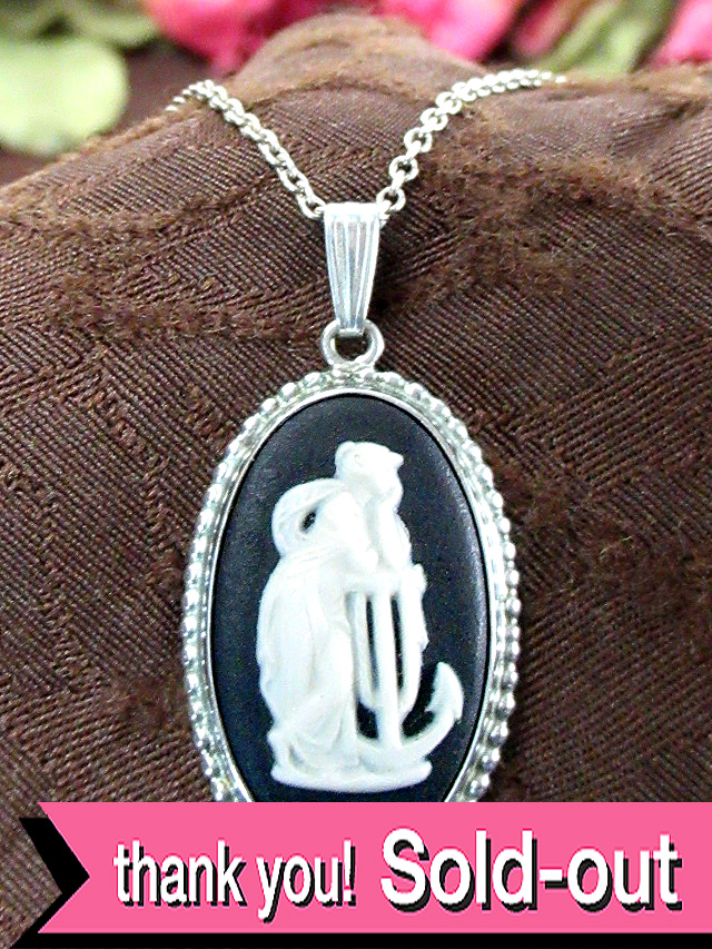 ＜ウェッジウッド：英国スターリングシルバー＞頬杖をつく女神様の貴重なブラックジャスパーのネックレス「パンフレット付」