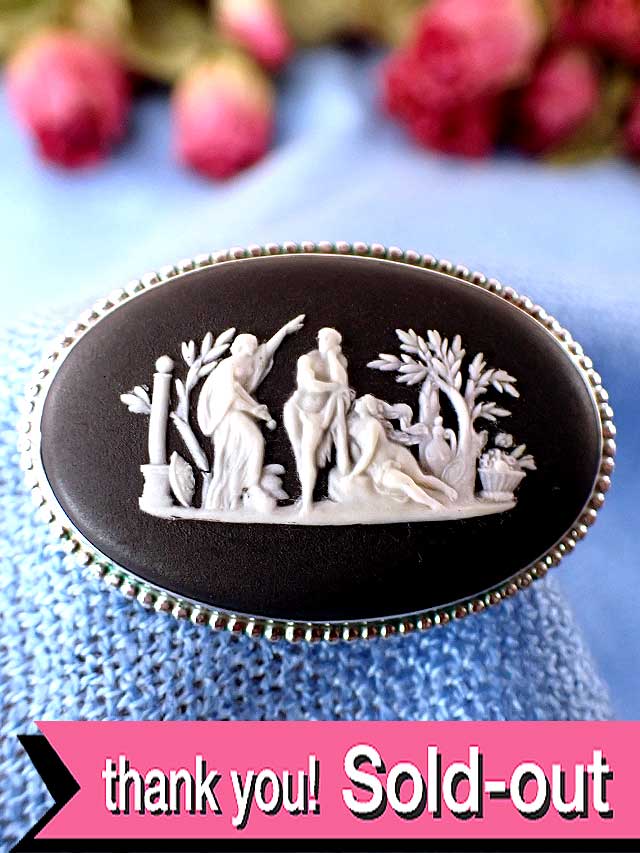 ＜ウェッジウッド：スターリングシルバー＞3人の女神様の貴重なブラックジャスパーの大きなブローチ