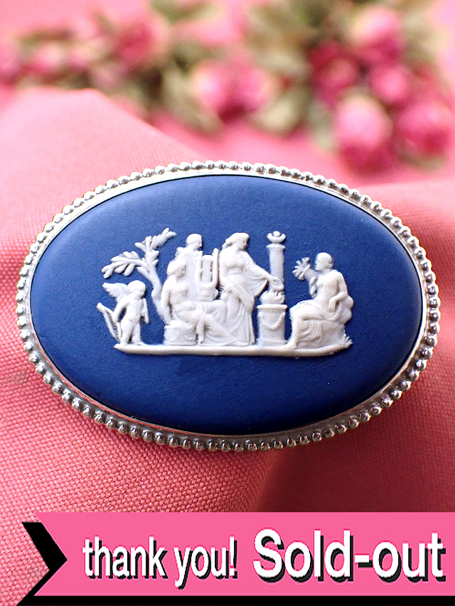 ＜ウェッジウッド：スターリングシルバー＞神様と女神様と天使が描かれた貴重なポートランドブルージャスパーの大きなブローチ「当時のお箱＆パフレット付」