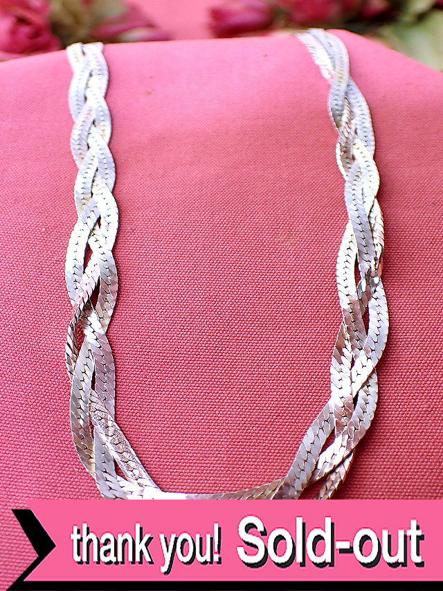 ＜英国スターリングシルバー：レア♪＞素晴らしい銀細工♪3連のツイストデザインが美しいネックレス