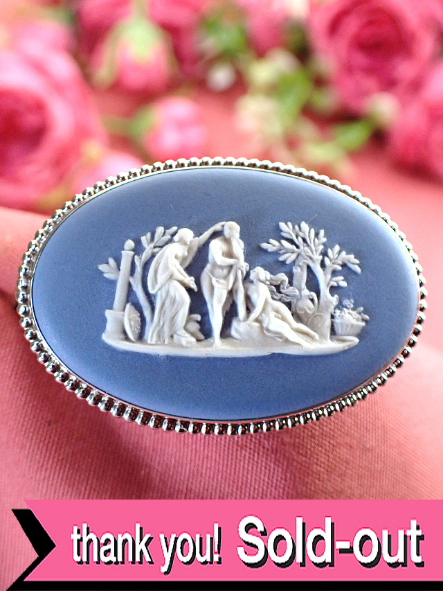 ＜英国スターリングシルバー：ウェッジウッド＞3人の女神様のブルージャスパー♪銀細工がきれいで大きなブローチ「専用のお箱付き」