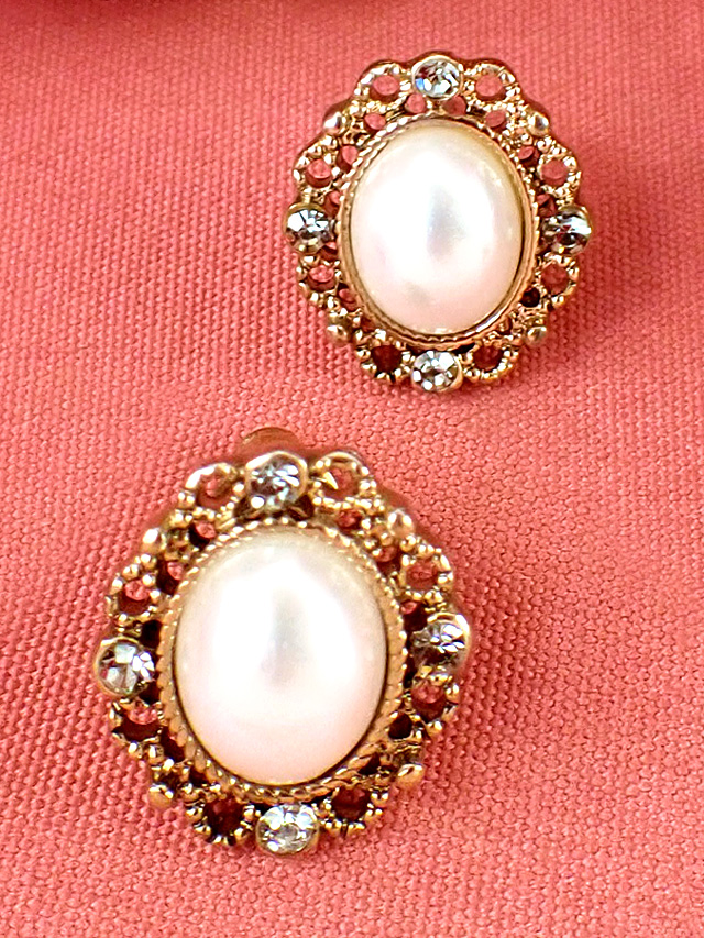＜英国コスチュームジェリー＞真珠色に輝く大粒フェイクパール♪ジルコニアも輝く金色のピアス