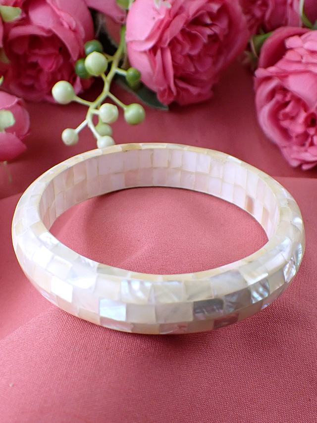 ＜英国ミッドセンチュリー＞輝く白蝶貝（マザーオブパール）♪真珠色の輝きの正円形のバングル