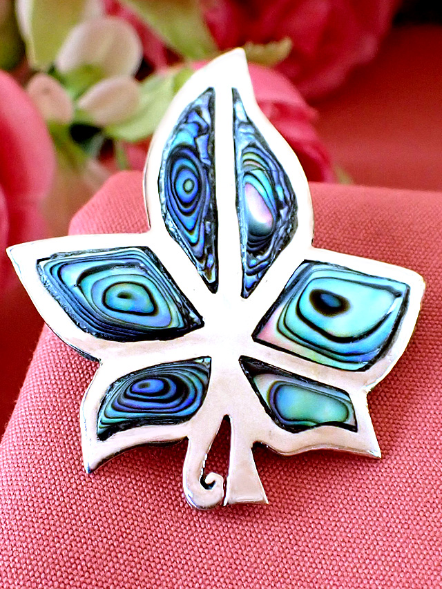 ＜英国ビンテージ＞美しいカエデのデザイン♪虹色に輝くパウア貝も素敵なシルバープレートの貴重なブローチ