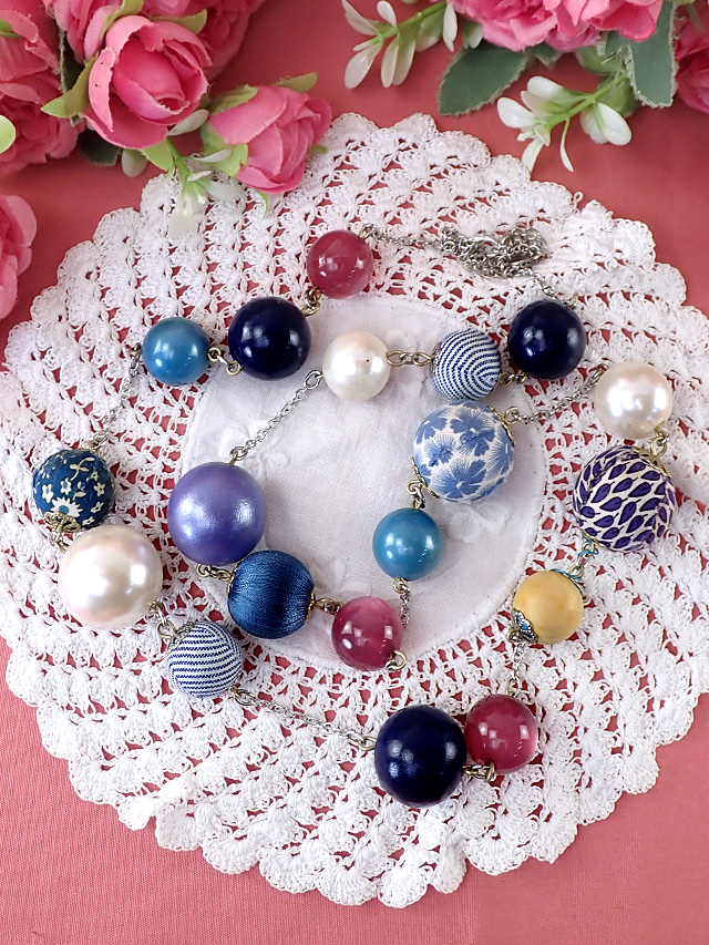 ＜英国コスチュームジュエリー＞カラフルなまあるい玉たち♪全長１mボリューム感が楽しい超ロングネックレス