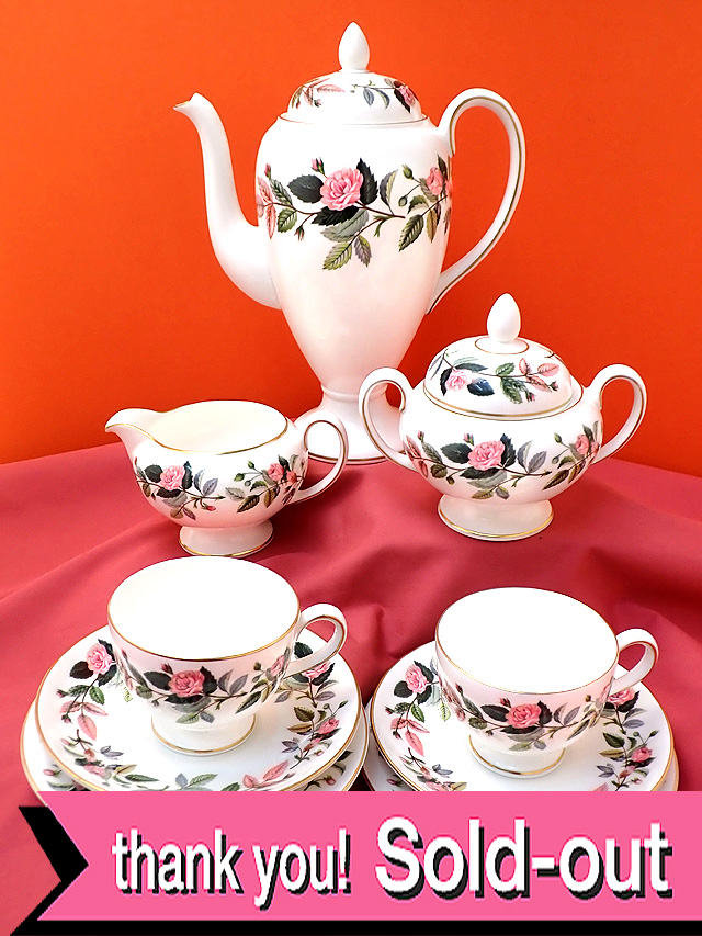 ＜廃盤レア♪ウェッジウッド＞１９５９年：完全フルセット「HATHAWAY ROSE（ハザウェイローズ）」のティーフォーツー「９点セット：トリオ専用ディスプレイスタンド２つ付」