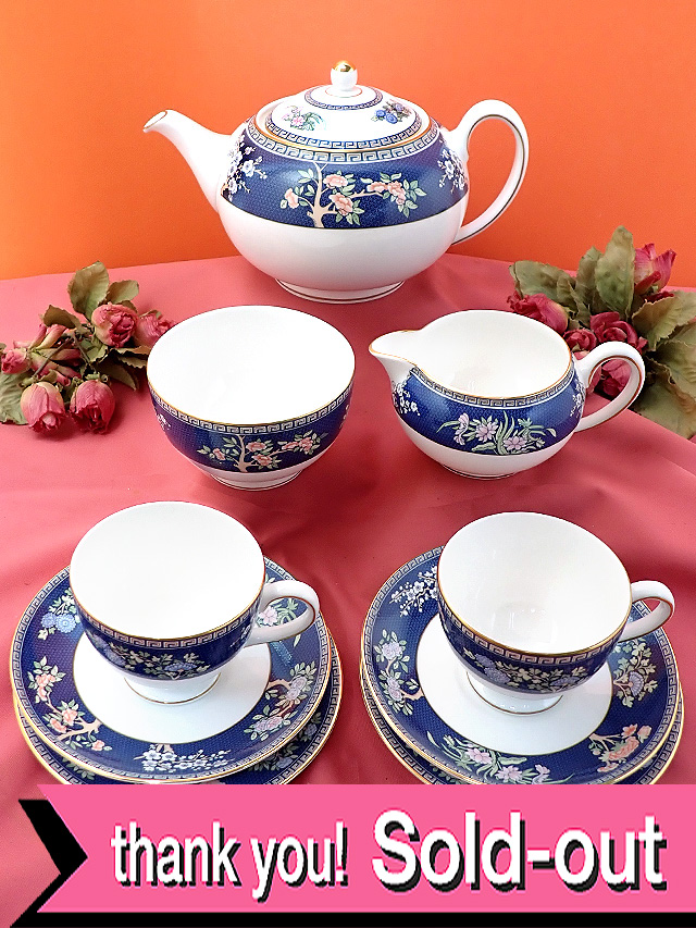 ＜廃盤レア♪ウェッジウッド＞完全フルセット♪「BLUE SIAM」（ブルーサイアム）の貴重な青色の帯のお花たちのティーフォーツー「９点組：トリオ専用ディスプレイスタンド付」