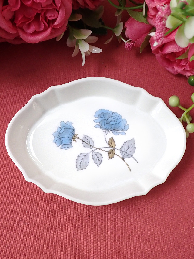 ＜廃盤レア♪ウェッジウッド＞「ICE ROSE（アイス・ローズ）」♪貴重な水色のバラのスモールサイズの絵皿「ディスプレイスタンド付」