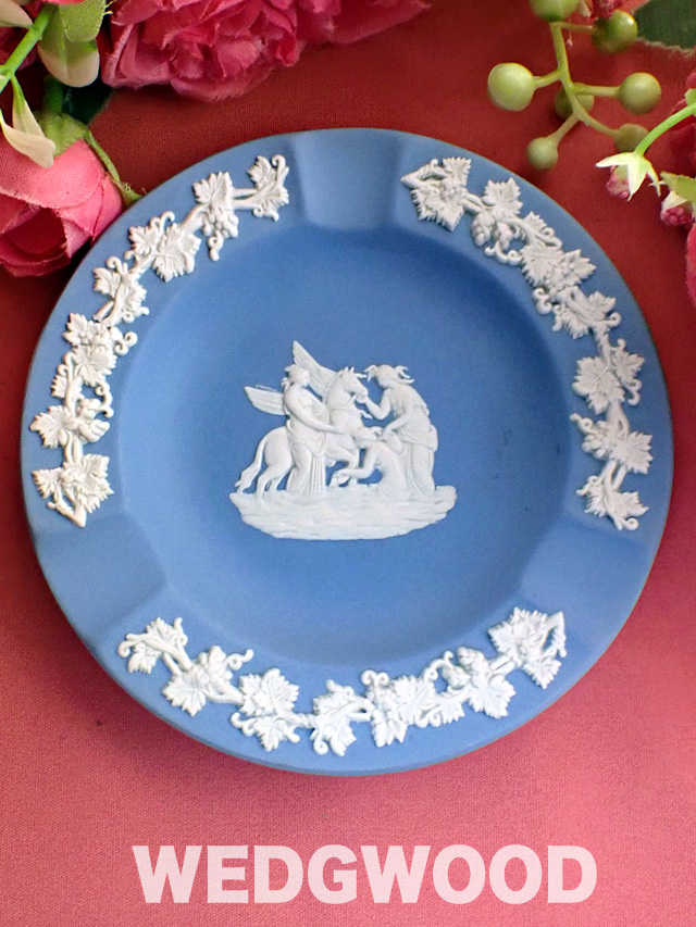 ＜廃盤レア♪ウェッジウッド＞ペガサスの世話をしている三人の女神様のレリーフ♪ブルージャスパーのスモールプレート「スタンド付」